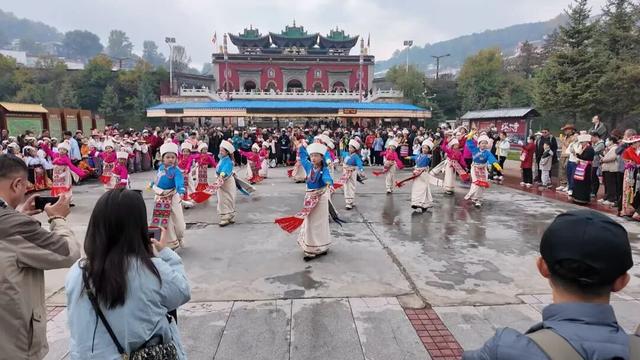 湟中区 塔尔寺大景区“文艺巡游+非遗民俗”让游客沉浸式感受河湟文化魅力