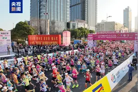 2025无锡马拉松鸣枪开跑 女子马拉松项目赛会纪录被打破图片
