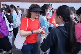 直击高考首日！杨浦学子带着满满祝福奔赴考场图片