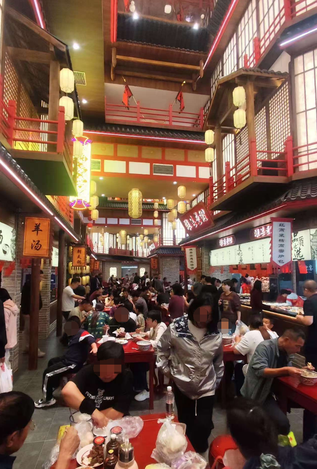 山东某高速服务区突然爆火！比景区的人还多！网友：原本只想来上个厕所，结果花出去500多，一进门我都蒙了