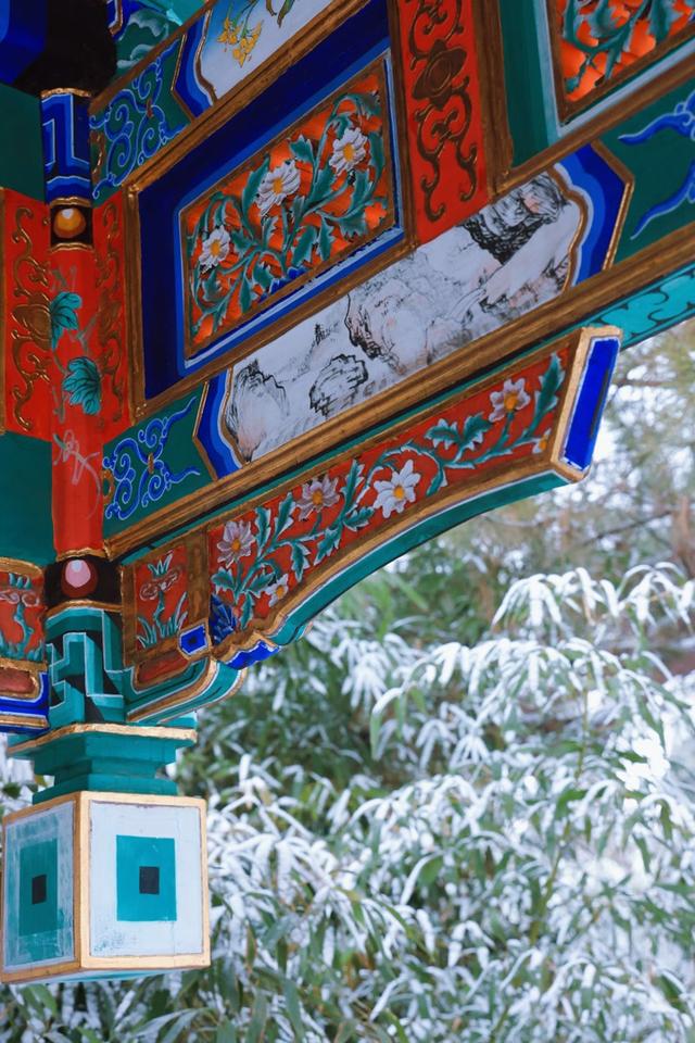 雪落天坛，红墙银装美景如画