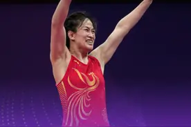 夺金瞬间丨摔跤——女子自由式68公斤级：周凤夺冠图片
