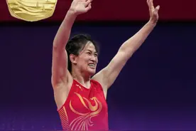 夺金瞬间丨摔跤——女子自由式68公斤级：周凤夺冠图片