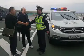 急赶飞机却遇车辆故障，武汉高管交警及时援手送至机场图片