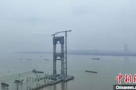 世界最大跨度四主缆体系悬索桥主塔全部封顶图片