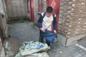 孙华涛同学，你包里的“秘密”藏不住了！图片