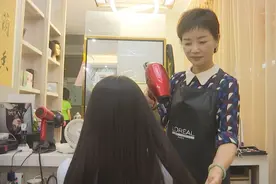 椰视频 | 理发师周荣华：“一把剪刀”坚守海口30年 用手艺传递爱心图片