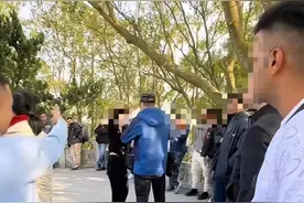 浙江普陀山外籍游客“盗窃香火钱”系拾取掉落钱币！已归还图片