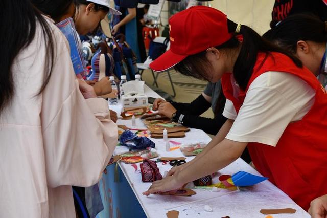 广西马山：鼓歌舞炫燃乡情，市集展销品乡韵