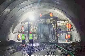 金仁桐高速太阳坪隧道全线贯通图片