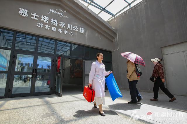 慕士塔格冰川的“天使雪莲”绽放高原