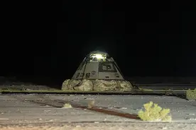 美国故障飞船“星际客机”返回地球，宇航员还在太空图片