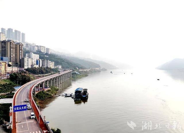 巴东：官渡口镇太矶头大桥化身“水上公路”奇观