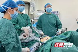 卓越医疗丨永州市中心医院：2厘米小切口 剥除7斤重巨大子宫肌瘤图片