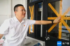 海口这所高校防台风有妙招！“米”字胶带加固学生宿舍窗户图片