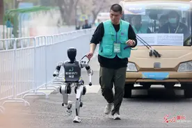 全球首个人形机器人半程马拉松在北京亦庄开跑图片
