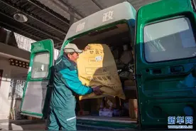 西藏林芝：“邮快合作”打通乡村快递最后一公里图片