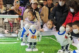 能“掐”会“算”！来南京国展中心，跟AI棋手对弈……图片