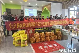 环卫工人：“收到这么多爱心物资，真的特别开心！”图片