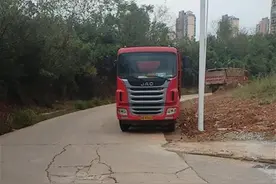 极目帮办|路面多处破损影响市民出行，武汉东湖高新区城管执法局：将及时修复图片