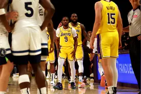 正式比赛中詹姆斯父子同时登场，创造NBA赛事新历史图片