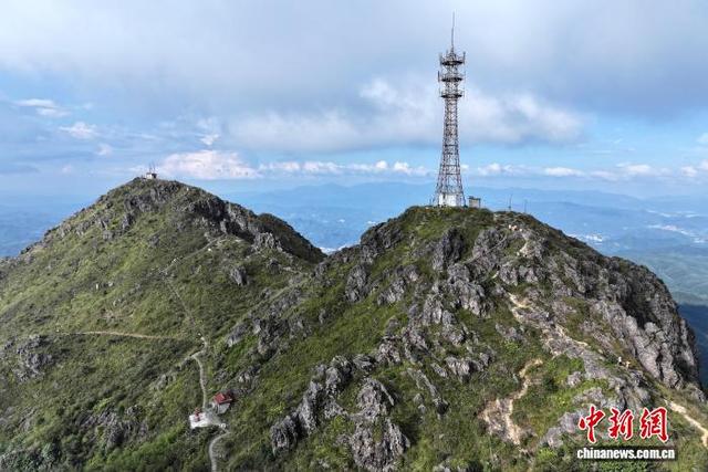 福建龙岩：双髻山别样地质风景吸引游客