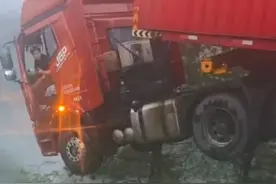 贵州厦蓉高速一大桥路段垮塌，被困司机已救下，官方通报：现场无人员伤亡图片