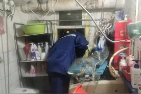 大雨天居民家中积水，丰台消防排水解难图片