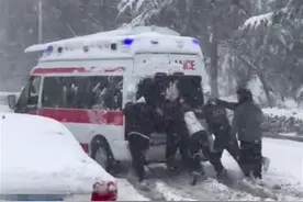 济南6名大学生暴雪中徒手推动救护车，学校：将进行表彰图片