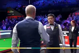 大逆转！丁俊晖“三连鞭”战胜米尔金斯 晋级英锦赛16强图片