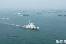 挂红旗，戴“红花”！威海荣成石岛渔港，2000余艘渔船撒开“金秋第一网”图片