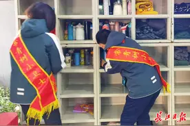 小学里有个“失物招领柜”，每学期一批“拾金不昧好少年”受表彰图片