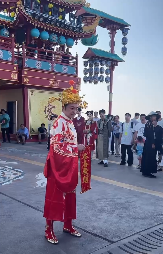演员马景涛一个多月“打工”3个景区，前妻曾回复网友“他是为儿子多存钱”评论