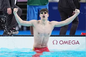 赢下奥运“飞鱼大战”，潘展乐仅用两年达成纪录全满贯图片