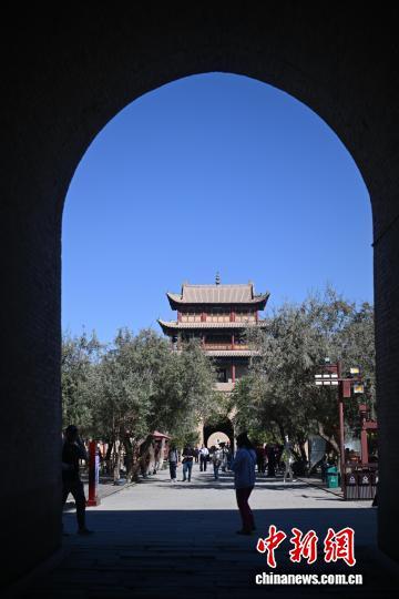 嘉峪关关城文物景区吸引游客
