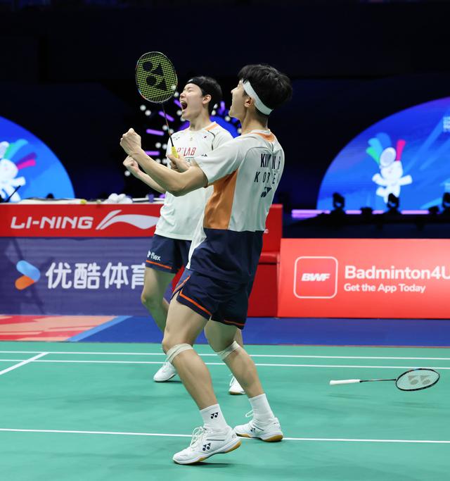 韩国组合获中国羽毛球大师赛男双冠军