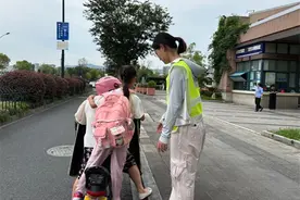 拓印玉纹、制作漆扇、学煎蛋饼……暑托“开班第一课”，桃花湖公园边的“小伢儿”们这样过！图片
