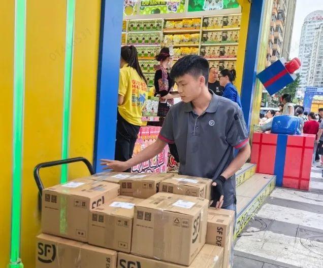 贵州避暑游升温，顺丰小哥奋战一线保后勤