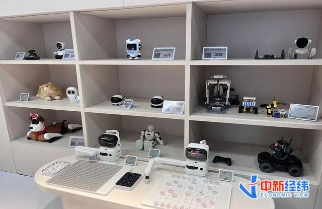 直击全球首个具身智能机器人4S店：贵不贵？怎么买回家？