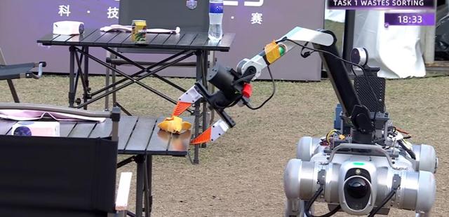 机器人集体到香港户外极限挑战，狗比人强