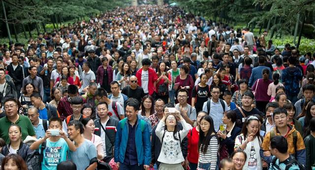 动图站丨中秋国庆“碰撞！旅游市场预订火爆，攻略请查收