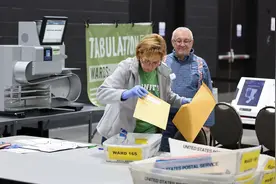 “人为失误”导致计票器故障，美国密尔沃基市重新统计3万张选票视频封面