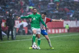 😲技术已臻化境！伊斯科奔袭穿裆+油炸丸子过人，马赛回旋护球图片