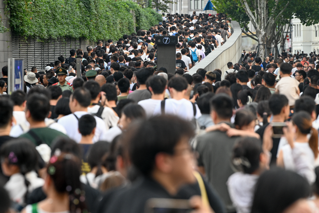 魔都眼·国庆｜各景点人从众，假期过半外滩客流已破220万