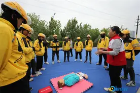 外卖小哥接受培训 变身“流动急救员”图片