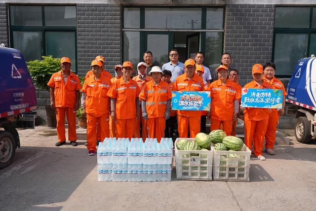 为高温坚守者送清凉，济南方特这么做