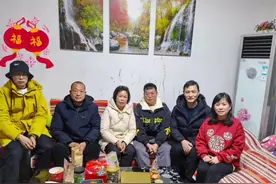 春节返乡记·除夕 | 寻亲家庭的年三十：杨妞花和姐姐团年，悬赏百万寻子妈妈首次跟儿子吃年夜饭图片