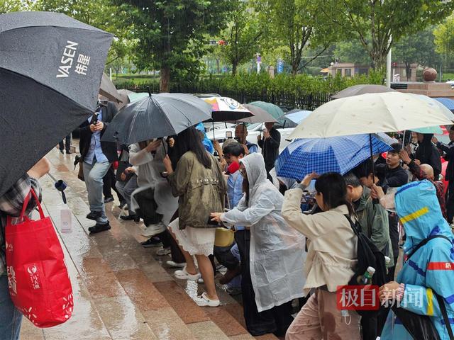 山东入室抢婴案一审即将宣判，当年被抢婴儿已经长成1.8米大高个，风雨中和哥哥一路陪伴母亲走进法院