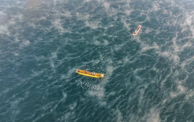 泸沽湖：薄雾轻舟入画来 冬韵泸沽醉游人