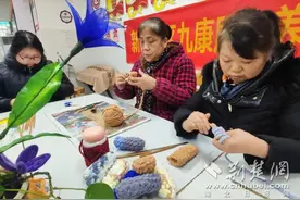 武汉新村社区：冬日暖心接力 巧手编织温情图片